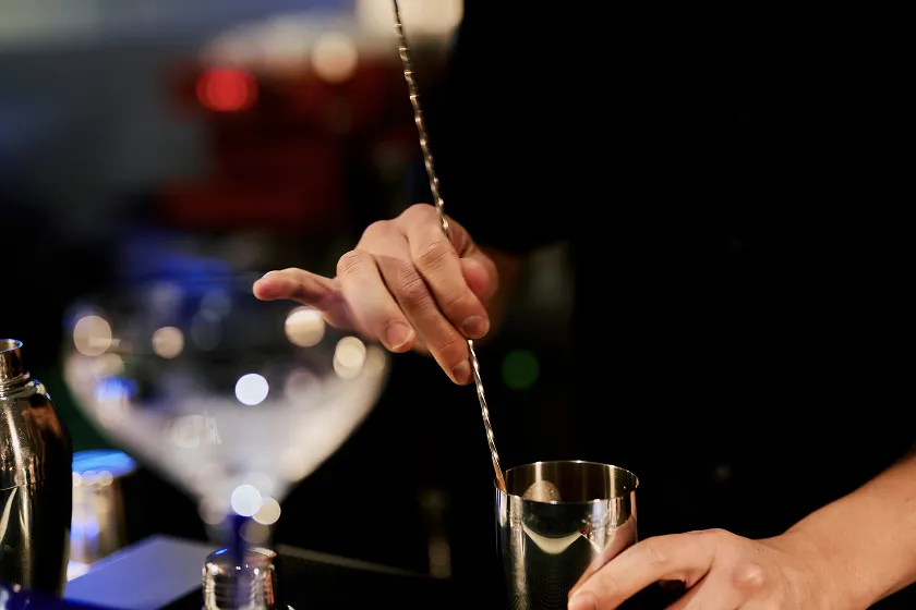 バーテンダーがカクテルを作る様子