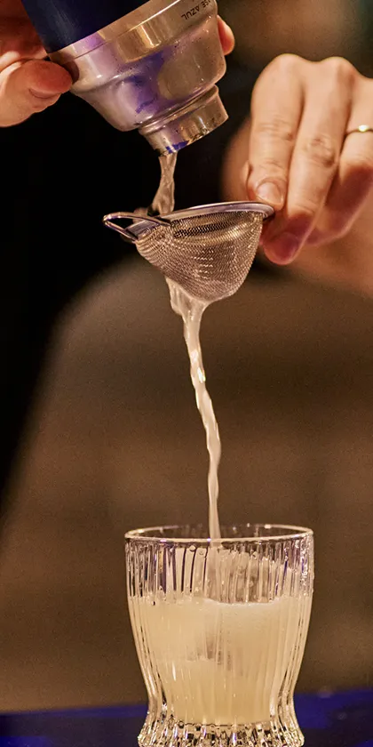 カクテルを注ぐ様子